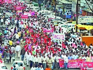 Workers on the streets protesting against the government | सरकारच्या निषेधार्थ कामगार रस्त्यावर Workers on the streets protesting against the government | सरकारच्या निषेधार्थ कामगार रस्त्यावर