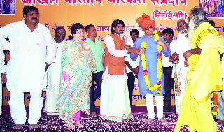 Raj's first salute to the Warakaris | राज यांचे प्रथम नमन वारकऱ्यांना Raj's first salute to the Warakaris | राज यांचे प्रथम नमन वारकऱ्यांना