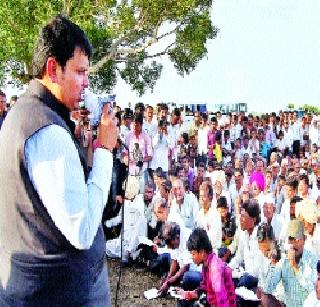 Due to the drought-time, the loan should be taken out! | दुष्काळ निवारणासाठी प्रसंगी कर्ज काढू ! Due to the drought-time, the loan should be taken out! | दुष्काळ निवारणासाठी प्रसंगी कर्ज काढू !