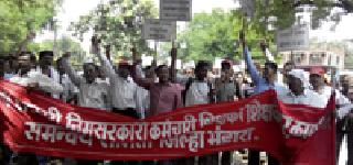 Employees on the road against the government policy | शासन धोरणाविरुद्ध कर्मचारी रस्त्यावर Employees on the road against the government policy | शासन धोरणाविरुद्ध कर्मचारी रस्त्यावर