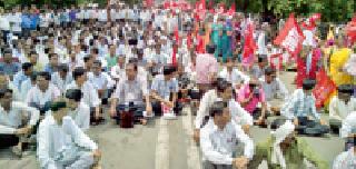 Employees' worth; Work jam | कर्मचाऱ्यांचा लाक्षणिक संप; कामकाज ठप्प Employees' worth; Work jam | कर्मचाऱ्यांचा लाक्षणिक संप; कामकाज ठप्प