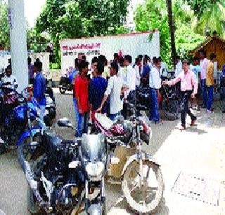 The robbery of petrol consumers was revealed to Palghar | पेट्रोल ग्राहकांची लूट पालघरला उघडकीस The robbery of petrol consumers was revealed to Palghar | पेट्रोल ग्राहकांची लूट पालघरला उघडकीस