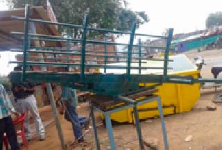 Sale of iron bars delivered by the government | शासनाने दिलेल्या लोखंडी बंड्यांची भंगारात विक्री Sale of iron bars delivered by the government | शासनाने दिलेल्या लोखंडी बंड्यांची भंगारात विक्री