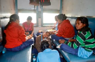 The first time they saw trains and aircraft | त्यांनी पहिल्यांदाच पाहिले रेल्वे आणि विमान