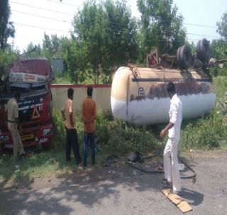 Gas tank reversed near Khamgaon! | खामगावजवळ गॅसचा टँकर उलटला ! Gas tank reversed near Khamgaon! | खामगावजवळ गॅसचा टँकर उलटला !