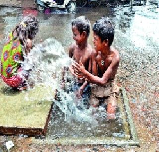 'Dry season' of water in city due to scarcity | टंचाईतही शहरात पाण्याचा ‘सुकाळ’ 'Dry season' of water in city due to scarcity | टंचाईतही शहरात पाण्याचा ‘सुकाळ’