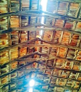 अंगणवाडी भरते जीर्ण इमारतीत