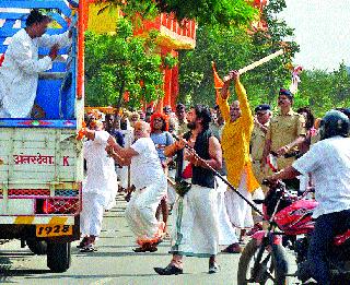 Jangliidas Maharaj swords attacked by the sadhus on the devotees | जंगलीदास महाराज भाविकांवर साधूंनी उगारल्या तलवारी Jangliidas Maharaj swords attacked by the sadhus on the devotees | जंगलीदास महाराज भाविकांवर साधूंनी उगारल्या तलवारी