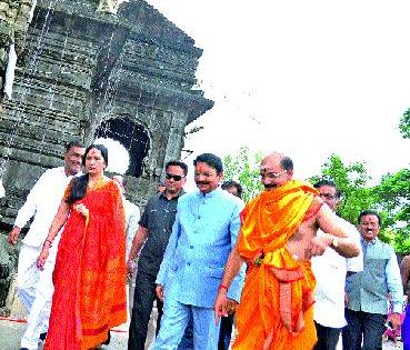 Governor's visit to Trimbakeshwar | राज्यपालांनी घेतले त्र्यंबकेश्वराचे दर्शन Governor's visit to Trimbakeshwar | राज्यपालांनी घेतले त्र्यंबकेश्वराचे दर्शन