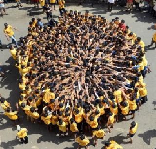 The death of the young man in Dahihandi, a bearded hand | दहीहंडीला गालबोट, भिवंडीत हंडी बांधताना तरुणाचा मृत्यू