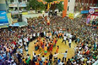 Dahihandi celebration of courage and enthusiasm: Organizing Youth Club | साहस, उत्साहात रंगला दहीहंडीचा सोहळा : इतवारा नवयुवक मंडळाचे आयोजन