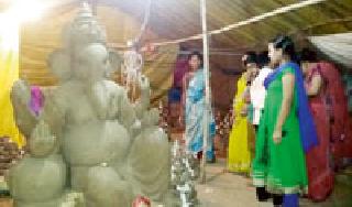 Gondiya attracts Chhattisgarh sculptors | छत्तीसगडच्या मूर्तिकारांना गोंदियाची ओढ Gondiya attracts Chhattisgarh sculptors | छत्तीसगडच्या मूर्तिकारांना गोंदियाची ओढ