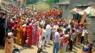 To catch alcohol, the MLA is on the road | दारू पकडण्यासाठी आमदार रस्त्यावर To catch alcohol, the MLA is on the road | दारू पकडण्यासाठी आमदार रस्त्यावर