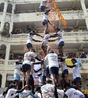 दहीहंडी जल्लोषात