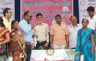 Rakshabandhan welfare received for family members of suicide victims | आत्महत्याग्रस्त शेतकरी कुटुंबीयांना मिळाली रक्षाबंधनाची ओवाळणी Rakshabandhan welfare received for family members of suicide victims | आत्महत्याग्रस्त शेतकरी कुटुंबीयांना मिळाली रक्षाबंधनाची ओवाळणी
