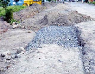 Unauthorized construction of one km of road | एक किमी रस्त्याच्या बांधकामातही गैरप्रकार