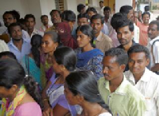 Unemployment agitation | बेरोजगारांची धडपड Unemployment agitation | बेरोजगारांची धडपड