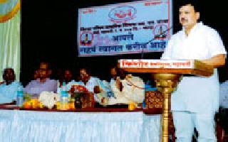 शिक्षकांच्या समस्या सोडविण्यास कटिबद्ध