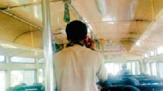 The most common use of mobile phones by ST employees | एसटी कर्मचाऱ्याकडून मोबाईलचा सर्रास वापर The most common use of mobile phones by ST employees | एसटी कर्मचाऱ्याकडून मोबाईलचा सर्रास वापर