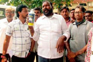 Farmers hit the power office | वीज कार्यालयावर शेतकऱ्यांची धडक Farmers hit the power office | वीज कार्यालयावर शेतकऱ्यांची धडक