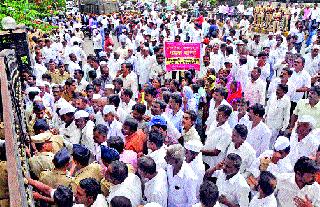 Peasants' Front for Water | पाण्यासाठी शेतकऱ्यांचा मोर्चा