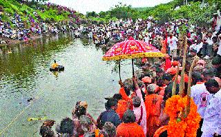 The devotees have made baths on the Chakshatha | चक्रतीर्थावर भाविकांनी केले स्नानत्