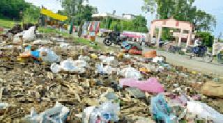 Who will pick up 250 tons of garbage | २५० टन कचरा कोण उचलणार Who will pick up 250 tons of garbage | २५० टन कचरा कोण उचलणार