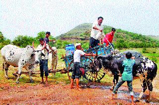 Now the eyes towards the returning rain | आता परतीच्या पावसाकडे डोळे