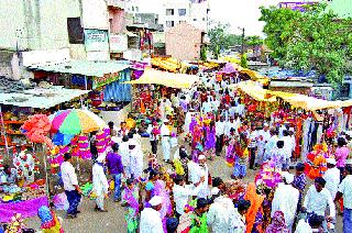 Market ready for hive | पोळ्यासाठी बाजारपेठ सज्ज