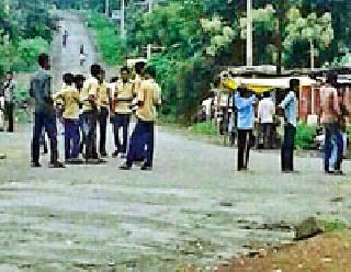 The students of the ashram school are on the wind | आश्रमशाळेतील विद्यार्थी वाऱ्यावर The students of the ashram school are on the wind | आश्रमशाळेतील विद्यार्थी वाऱ्यावर