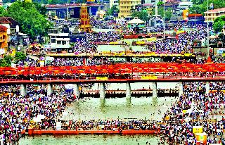 70 lakh devotees bath on the Goddess | ७० लाख भाविकांचे गोदावरीत स्नान 70 lakh devotees bath on the Goddess | ७० लाख भाविकांचे गोदावरीत स्नान