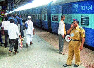 Three lakh devotees filed with train; Two lakhs were returned | रेल्वेने तीन लाख भाविक दाखल; दोन लाख परतलेही Three lakh devotees filed with train; Two lakhs were returned | रेल्वेने तीन लाख भाविक दाखल; दोन लाख परतलेही