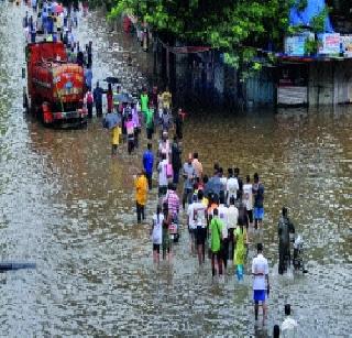 Rainfall in the suburbs | उपनगरांत पावसाचा धुमाकूळ