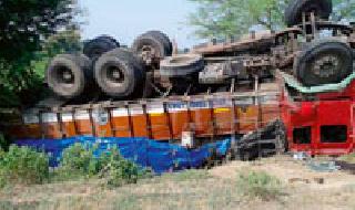 One injured in truck accident | ट्रक उलटल्याने एक जखमी...