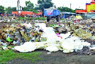 Sadhugram stays in a garbage dump | साधुग्राममध्ये जागोजागी साचले कचऱ्याचे ढीग Sadhugram stays in a garbage dump | साधुग्राममध्ये जागोजागी साचले कचऱ्याचे ढीग