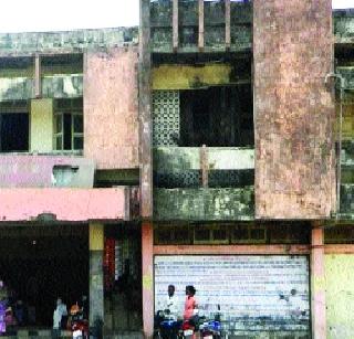 The downfall of the shift bus station | पाली बसस्थानकाची पडझड