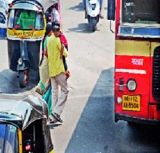 Pedestrians on the Jade Chowk | जेधे चौकात पादचारी उपरे Pedestrians on the Jade Chowk | जेधे चौकात पादचारी उपरे