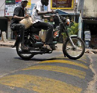 Due to the pits and speed breakers, 11,000 people die every year in the country | खड्डे व स्पीड ब्रेकर्समुळे देशभरात एका वर्षात ११ हजार जणांचा मृत्यू