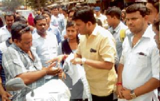 Shiv Sena feels that the bandwidth bandages and ointments | शिवसेनेने वाहनधारकांना वाटले बॅन्डेट पट्ट्या व मलम Shiv Sena feels that the bandwidth bandages and ointments | शिवसेनेने वाहनधारकांना वाटले बॅन्डेट पट्ट्या व मलम