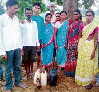 20 liters of liquor caught by women | महिलांनी पकडली २० लिटर दारू