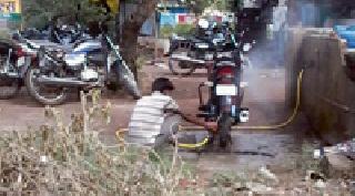 Waste wastage in drought | दुष्काळातही पाण्याचा अपव्यय Waste wastage in drought | दुष्काळातही पाण्याचा अपव्यय