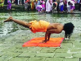 Omkarnand's Yogasana inspires attention | ओमकारानंद यांच्या योगासनांनी वेधले लक्ष Omkarnand's Yogasana inspires attention | ओमकारानंद यांच्या योगासनांनी वेधले लक्ष