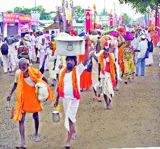 Even the crowd of the devotees | भाविकांची अजूनही गर्दी Even the crowd of the devotees | भाविकांची अजूनही गर्दी