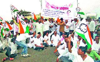 Bhujbal and hundreds of activists arrested | भुजबळांसह शेकडो कार्यकर्त्यांना अटक Bhujbal and hundreds of activists arrested | भुजबळांसह शेकडो कार्यकर्त्यांना अटक