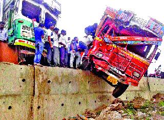 Three trucks collided with a truck in Dodi | दोडी येथे दोन ट्रकच्या धडकेत तिघे जखमी Three trucks collided with a truck in Dodi | दोडी येथे दोन ट्रकच्या धडकेत तिघे जखमी