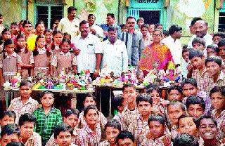 Eco-friendly Ganesh Utsav has students | इको-फ्रेंडली गणेशोत्सवासाठी विद्यार्थी सरसावले