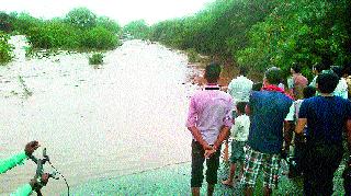 The eastern strip of Niphad was overwhelmed by rain | निफाडच्या पूर्वपट्ट्याला पावसाने झोडपले