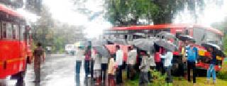 ST bus faces face to face | एसटी बसची समोरासमोर धडक ST bus faces face to face | एसटी बसची समोरासमोर धडक