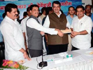 Five lakhs for Guardian Minister's Drought | पालकमंत्र्यांचे दुष्काळी निधीसाठी पाच लाख Five lakhs for Guardian Minister's Drought | पालकमंत्र्यांचे दुष्काळी निधीसाठी पाच लाख