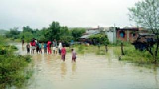 The new Kannada village surrounded the water | नवीन कुनाडा गावाला पाण्याने वेढले